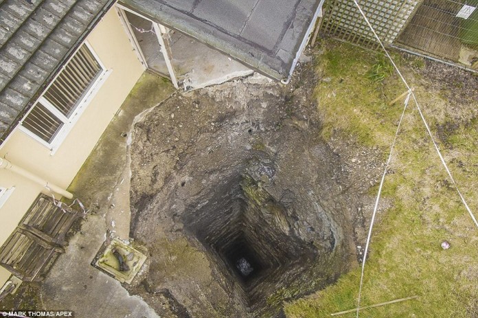 Sinkhole appears in Cornwall